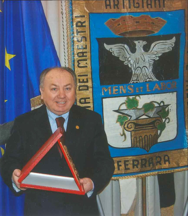 Edmo Finotti riceve la Targa San Giorgio della Camera di Commercio di Ferrara nel marzo 2010